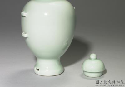 图片[3]-Lidded vase with tubular handles and loops in green glaze, Qing dynasty, Yongzheng reign (1723-1735)-China Archive